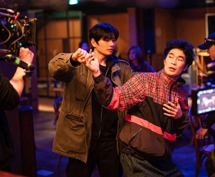 Nam diễn viên Lee Yi Kyung trong một cảnh quay của bộ phim hợp tác Việt - Hàn “Mẹ ơi, về nhà“. Ảnh: Đoàn phim cung cấp