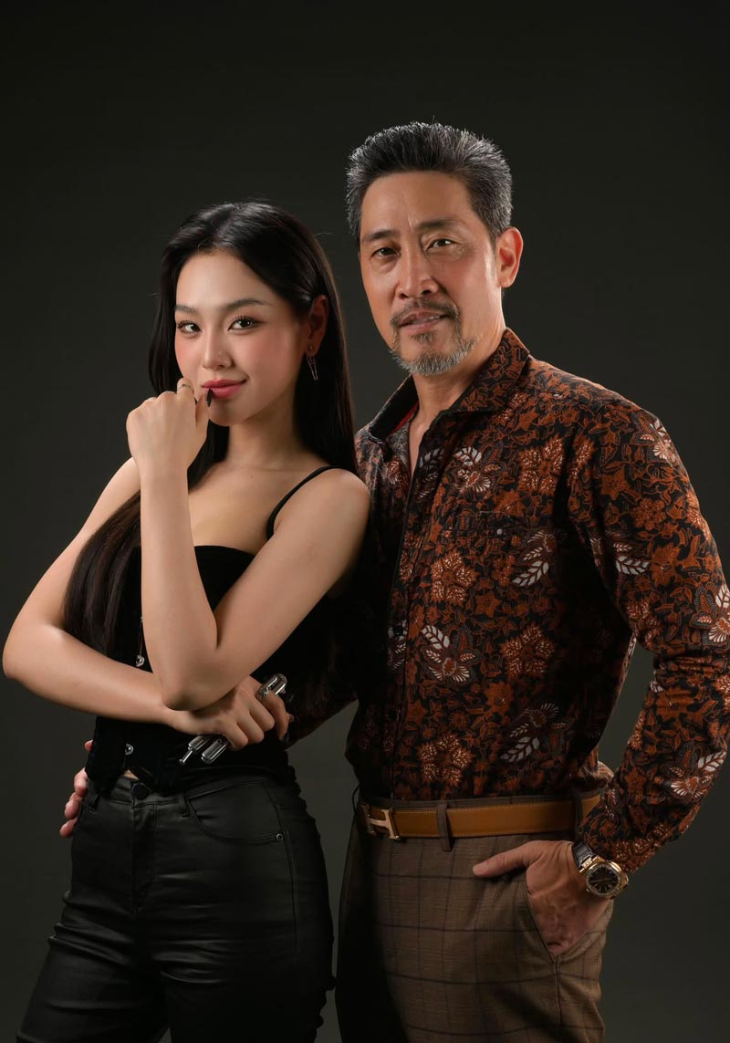Cù Thị Trà và NSƯT Hồ Phong tại hậu trường phim “Lửa trắng” đang phát sóng trên VTV3. Ảnh: VFC