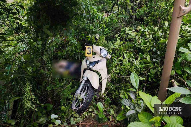Scène où la mère et l'enfant ont eu un accident sur la route menant à la pagode Long Dam, quartier de Bac Hong Linh, province de Ha Tinh. Photo: Quang Dai