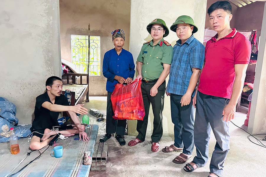 Công an xã Việt Lâm (Tuyên Quang) luôn bám sát địa bàn; hỗ trợ người già yếu. Ảnh: Cổng TTĐT Công an tỉnh Tuyên Quang
