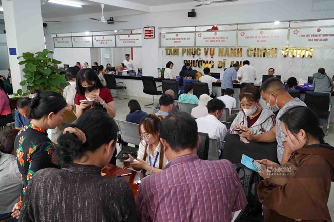 People and businesses come to carry out administrative procedures in Di An ward - Ho Chi Minh City. Photo: Minh Quan