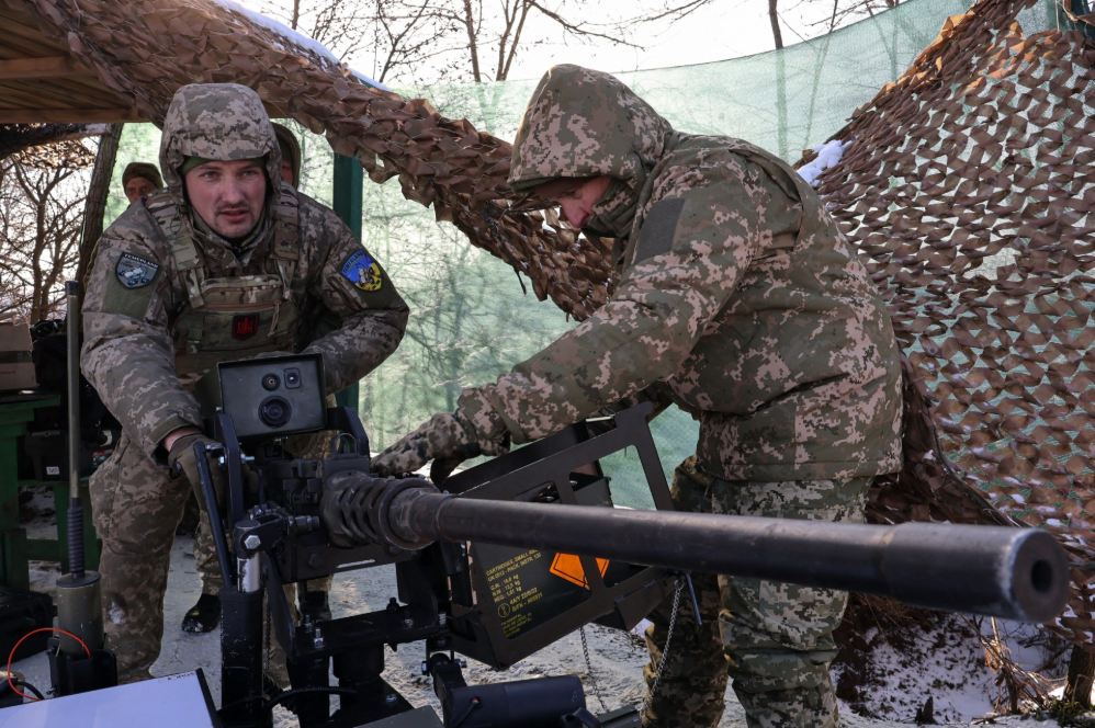 Ukrainian soldiers with weapons on the battlefield. Photo: AFP