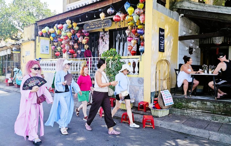 Đà Nẵng được kiến nghị hỗ trợ người yếu thế khi dẹp vỉa hè. Trong ảnh: Vỉa hè tại phố cổ Hội An