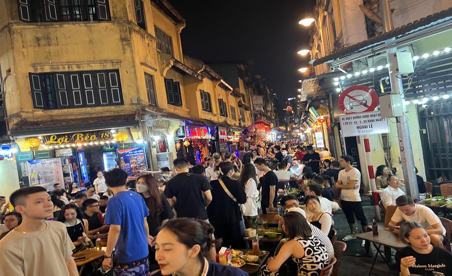 Một góc phố Tạ Hiện (Hà Nội) về đêm. Ảnh: Hải Nguyễn