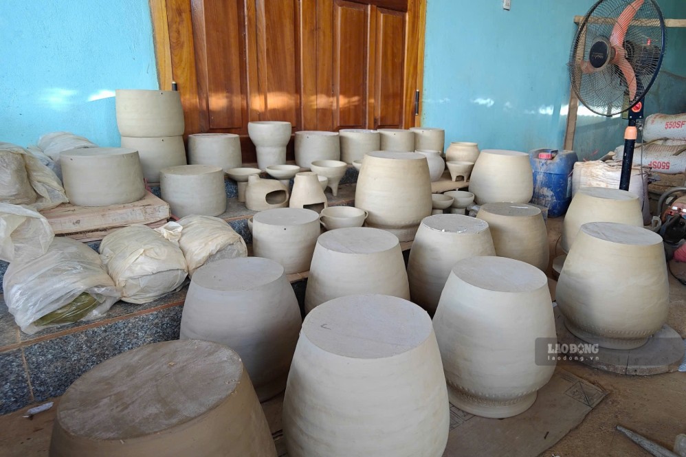Ông Hoàng Văn Mẳn, bản Đen vẫn kiên trì giữ lửa nghề gốm truyền thống. Ảnh: Trường Sơn