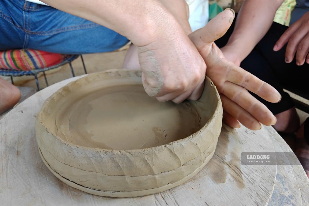 Dù đã ngoài 80 tuổi, ông Hoàng Văn Nam, bản Cang Mường vẫn gắn bó với nghề gốm truyền thống. Ảnh: Trường Sơn