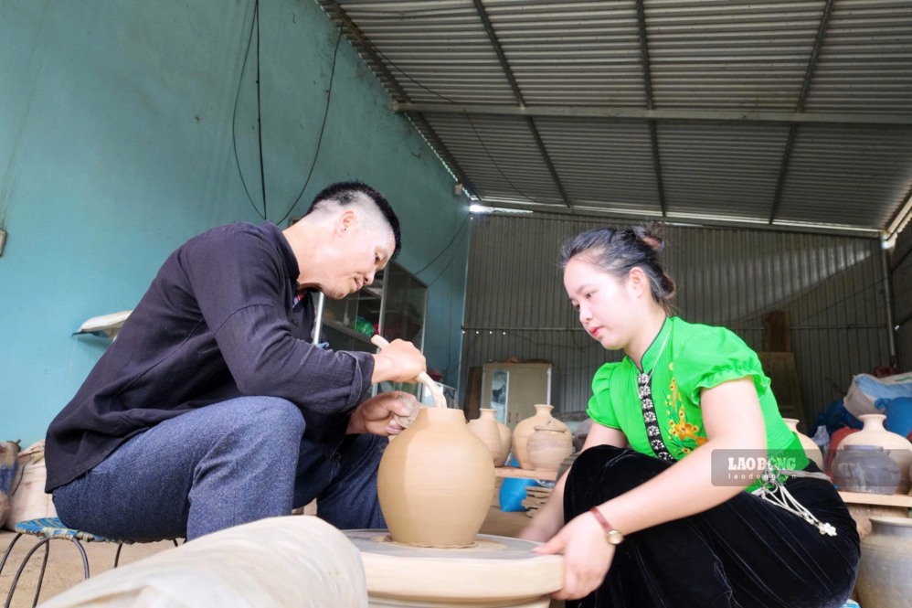 El Sr. Hoang Van Man, aldea de Den, comuna de Muong Chanh, provincia de Son La, hace cerámica. Foto: Truong Son