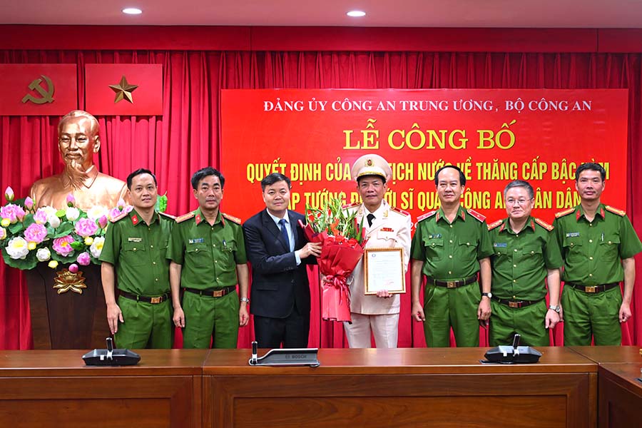 Trung tướng Nguyễn Ngọc Vân - Tư lệnh Cảnh sát cơ động tặng hoa chúc mừng Thiếu tướng Nguyễn Văn Trầm. Ảnh: Bộ Tư lệnh CSCĐ