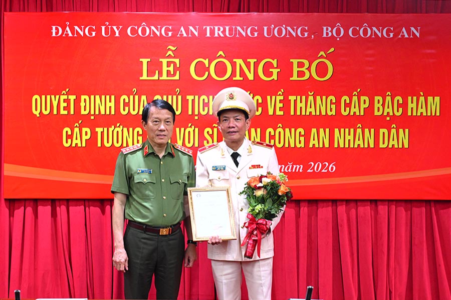 Deputy Commander of Mobile Police Nguyen Van Tram was awarded the rank of Major General. Photo: Mobile Police Command