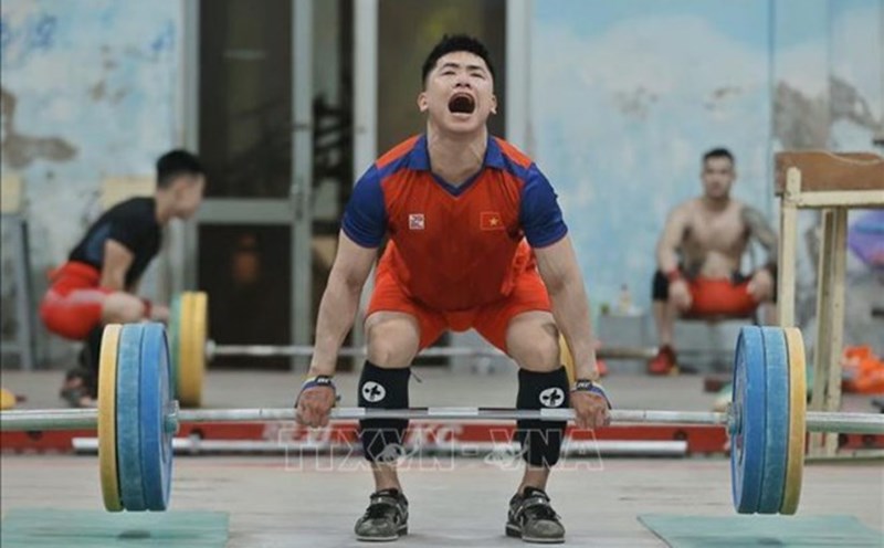 Vietnamese weightlifting will select the best athletes after the training program to participate in ASIAD 20. Photo: VNA
