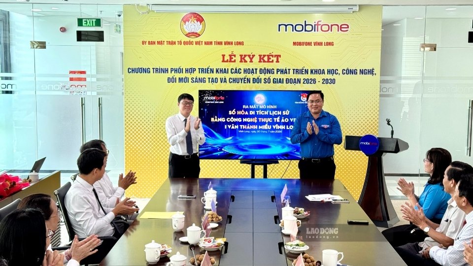 Tỉnh đoàn Vĩnh Long và MobiFone Vĩnh Long ra mắt sản phẩm số hóa di tích lịch sử bằng công nghệ VR360 tại Văn Thánh Miếu. Ảnh: Hoàng Lộc