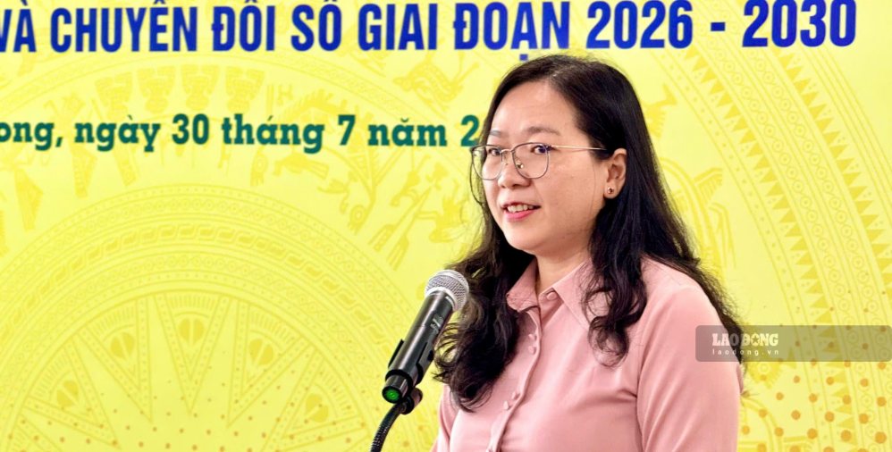 Ms. Nguyen Thi Hong Nhung delivered a speech orienting the promotion of digital transformation in the Front system and socio-political organizations. Photo: Hoang Loc
