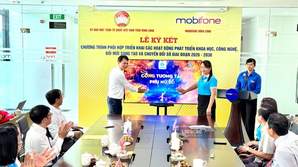 Hội Liên hiệp Phụ nữ Việt Nam tỉnh và MobiFone Vĩnh Long ra mắt Cổng tương tác Phụ nữ số. Ảnh: Hoàng Lộc