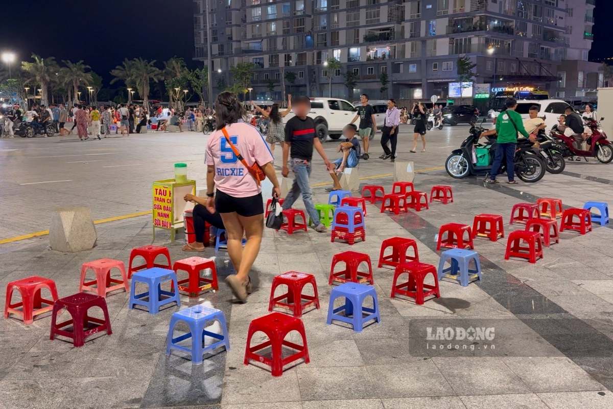Bày ghế trong khu vực mở rộng quản trường Tam Thắng để bán hàng rong. Ảnh: Thành An