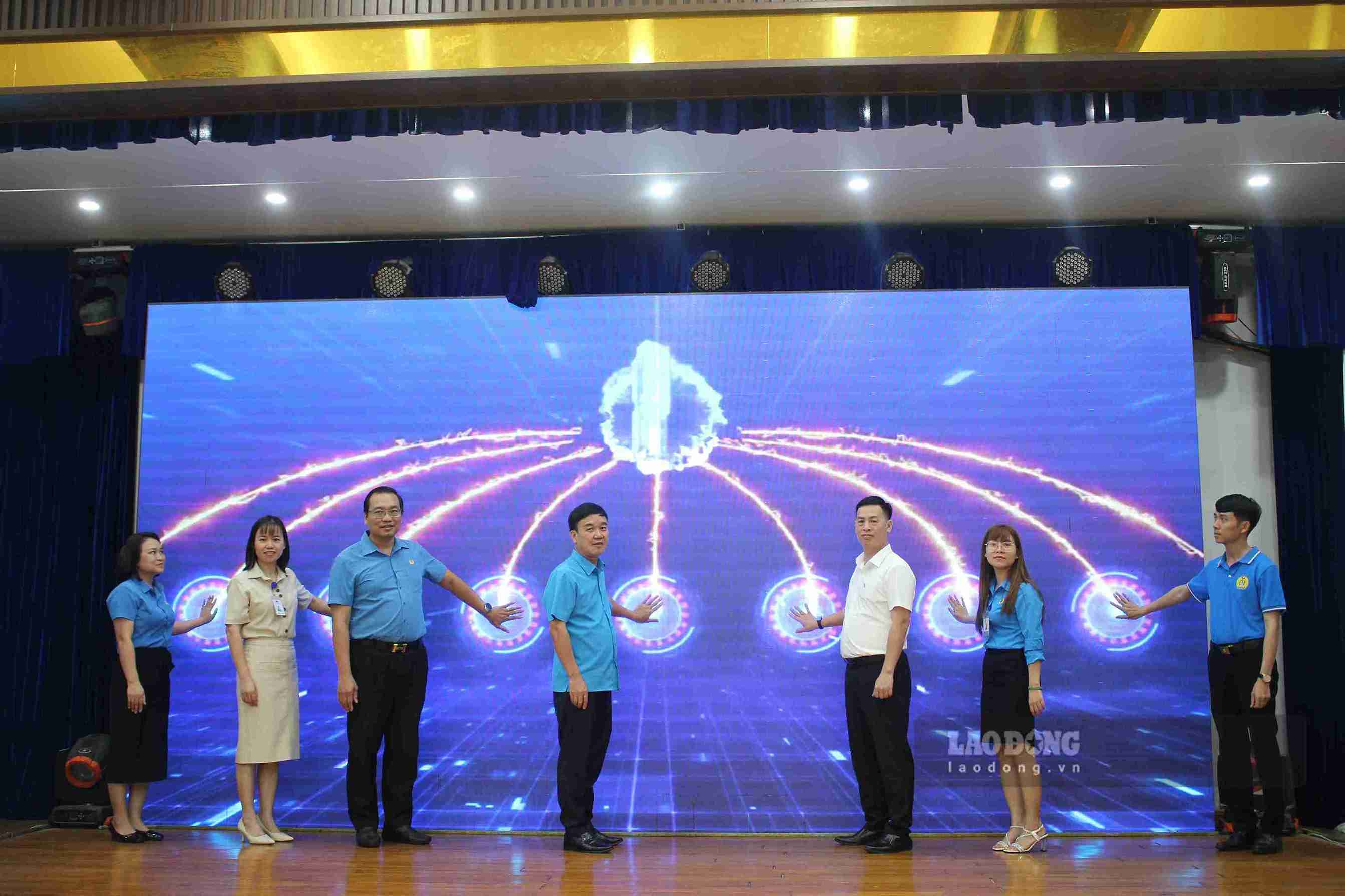 Đại biểu thực hiện nghi thức ra mắt mô hình “Công đoàn cơ sở xã hội chủ nghĩa” giai đoạn 2026 - 2030.