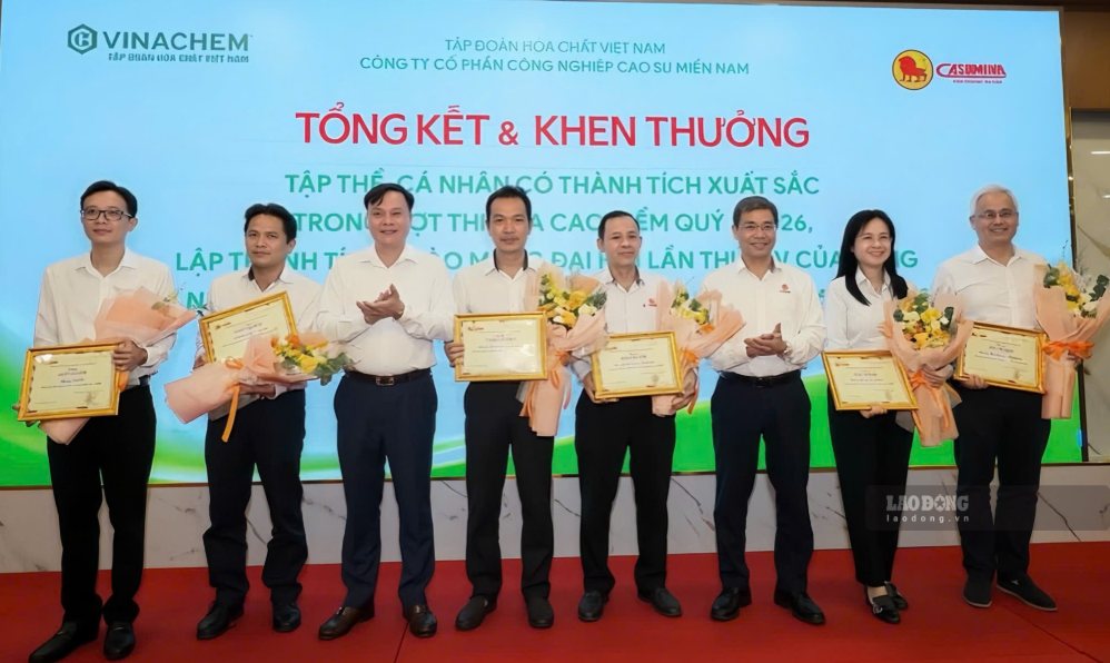Mr. Nguyen Dinh Khoat, Secretary of the Party Committee, General Director of CASUMINA (3rd from the left) - awarding commendations to collectives with outstanding achievements in the first 6 months of the year. Photo: Duc Long