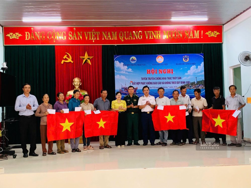 The organizers presented 30 gifts and national flags to fishermen in difficult circumstances at the IUU fishing prevention propaganda session. Photo: Xuan The