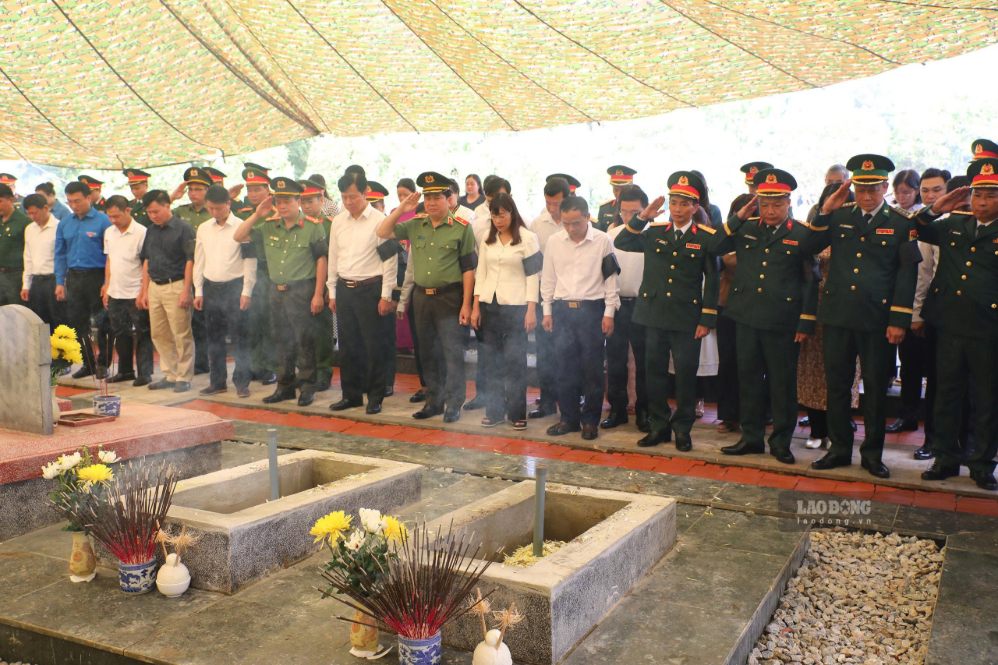 Dien Bien province organizes a memorial service and burial of 2 sets of remains of martyrs just discovered in the "Operation 500 Days and Nights to promote the search, repatriation and identification of martyrs' remains". Photo: Thanh Binh
