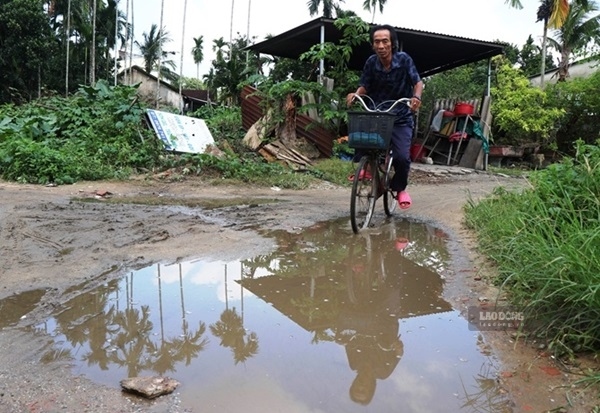 People in group 15, Nghia Lo ward (Quang Ngai) expect the Thach Bich Green Park Project to be implemented soon, ending the situation of suspended planning that has lasted for nearly 30 years. Photo: Dong Giang