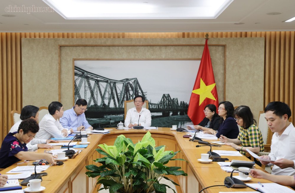 Member of the Party Central Committee, Deputy Prime Minister Ho Quoc Dung chaired a meeting to resolve issues related to land recovery of Vietnam Paper Corporation in Phu Tho province. Photo: VGP/Gia Huy