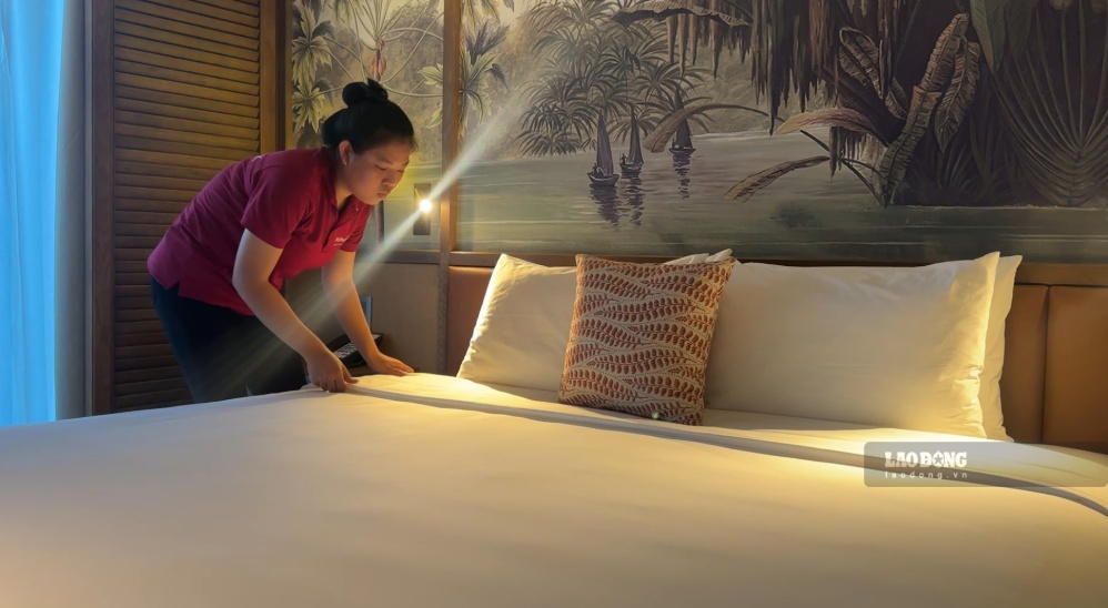 Việc chụp ảnh hiện trạng phòng trước và sau khi lưu trú chỉ mất vài phút thực hiện. Ảnh: Duy Tuấn