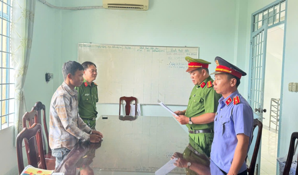 Công an chuyển Viện Kiểm sát nhân dân khu vực 6 để đề nghị truy tố đối với Danh Bá về hành vi giao cấu với người từ đủ 13 đến dưới 16 tuổi. Ảnh: Hoàng Đô/ Công an An Giang
