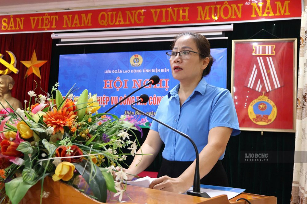Ms. Lau Thi Thanh Huong - Vice President of the Dien Bien Provincial Labor Federation - delivered the opening speech at the conference. Photo: Thanh Binh