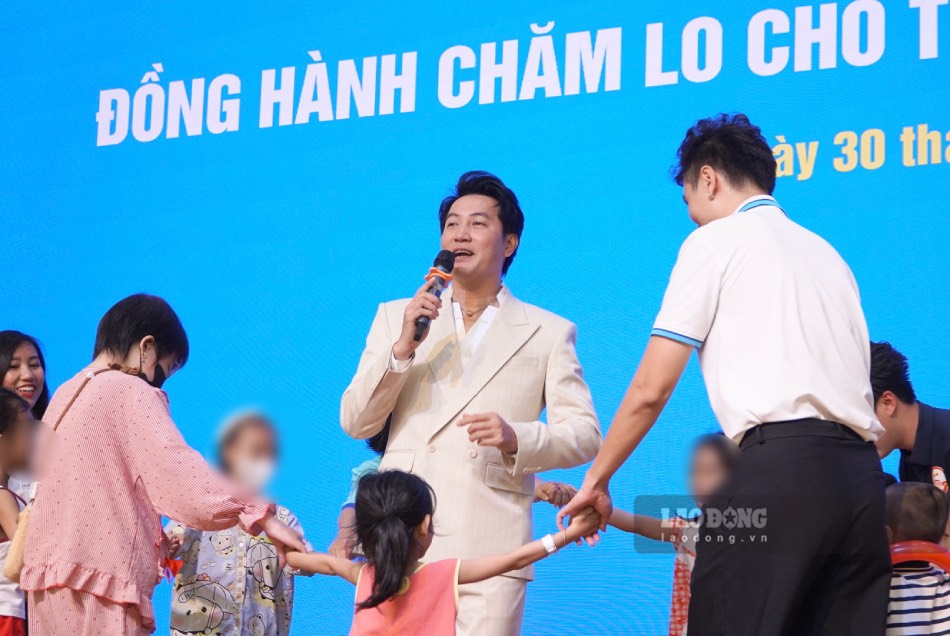 Ca sĩ Nguyễn Phi Hùng hát và giao lưu cùng các bệnh nhi. Ảnh: Mai Anh