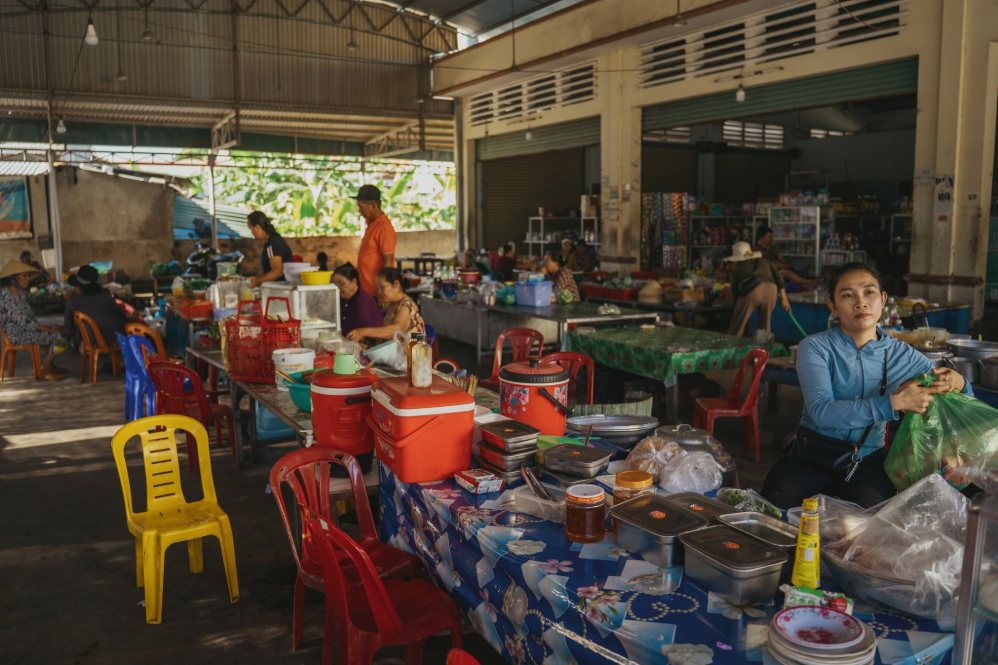 Hàng quán địa phương ở làng chài.