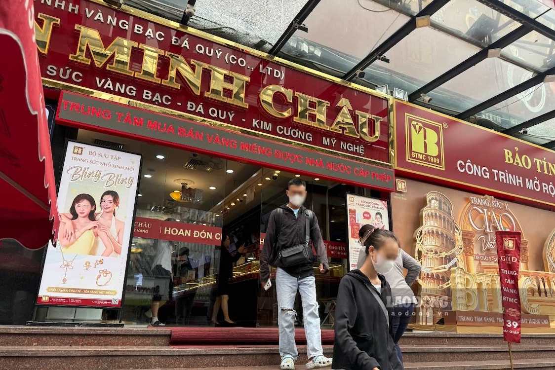 Gold prices increased again attracting many people to trade, but at gold shops in Hanoi, there is no longer a scene of customers jostling in line to buy like previous price fevers. Photo: Ha Le