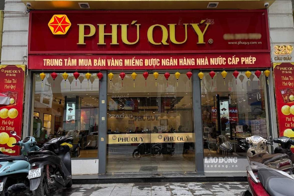 Không còn cảnh người dân xếp hàng chờ mua vàng tại các cửa hàng kinh doanh vàng. Ảnh: Linh Đan