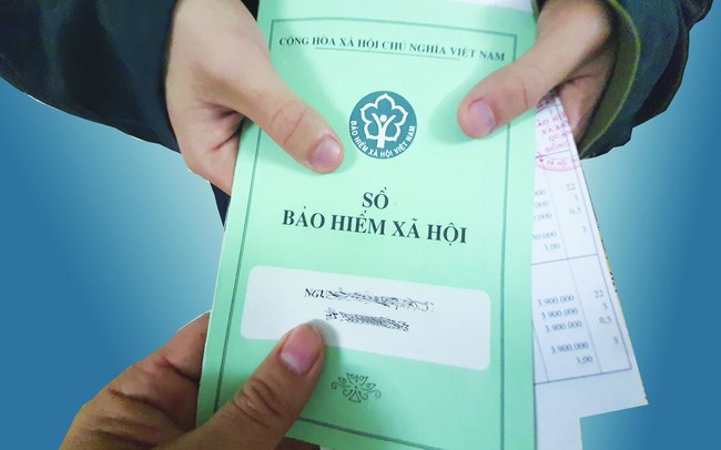 From September 10, 2026, businesses that do not return paper social insurance books to employees when they request them may be fined up to 150 million VND. Photo: Vietnam Social Security