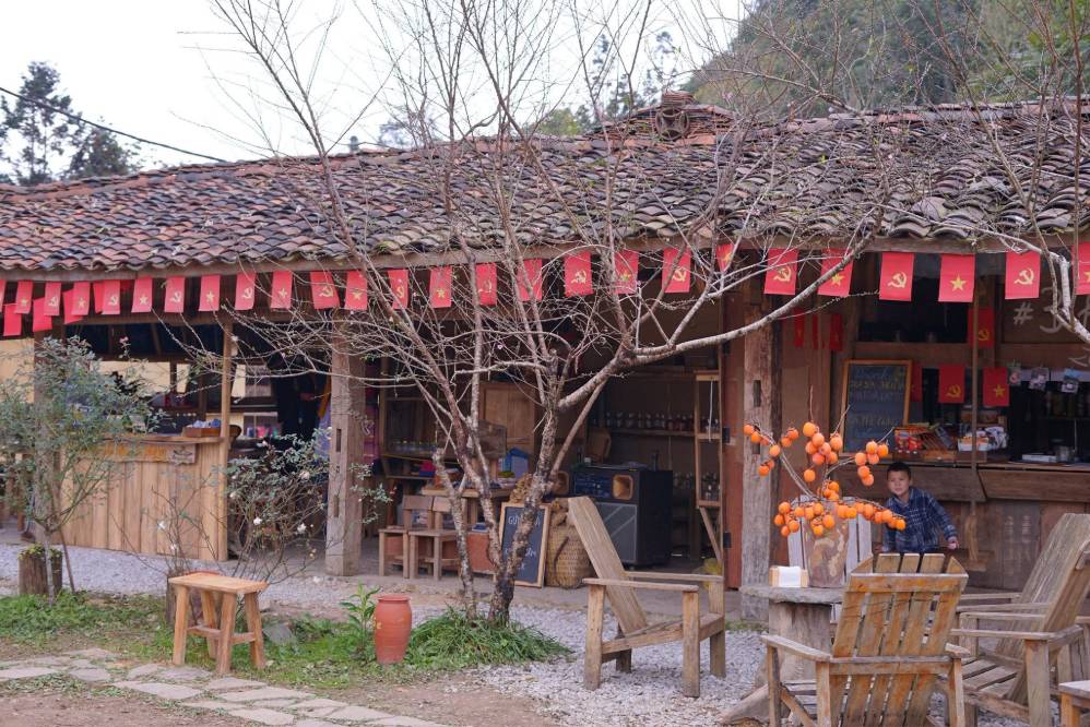 Không gian một quán cà phê trong làng.