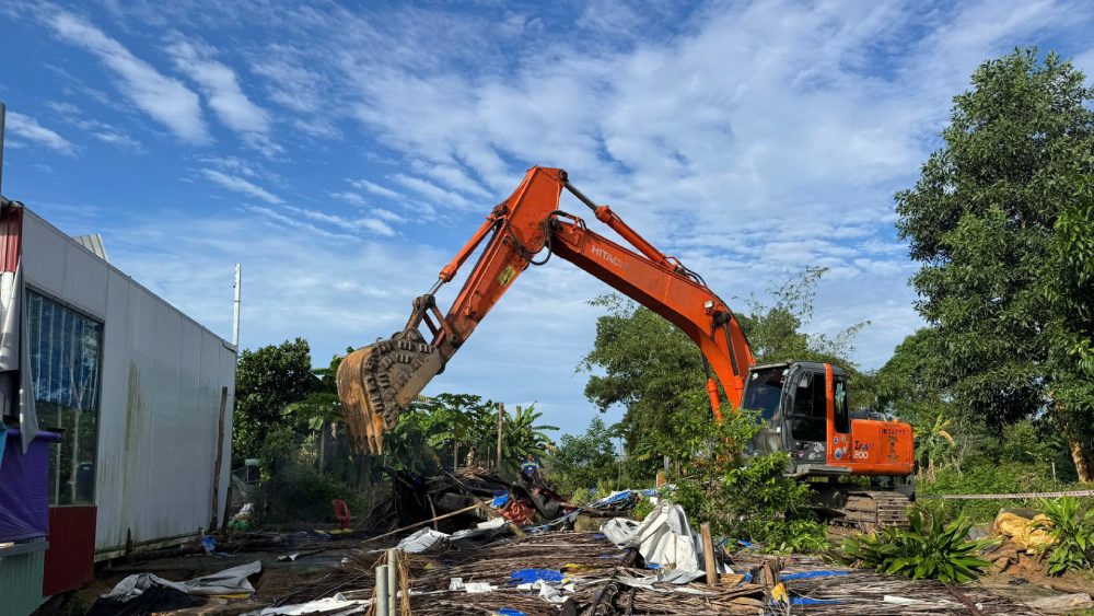 Functional forces force remediation for cases of occupying special-use forest land and encroaching on commercial service land in Phu Quoc. Photo: Hoang Dung/Phu Quoc Special Zone General Service Center