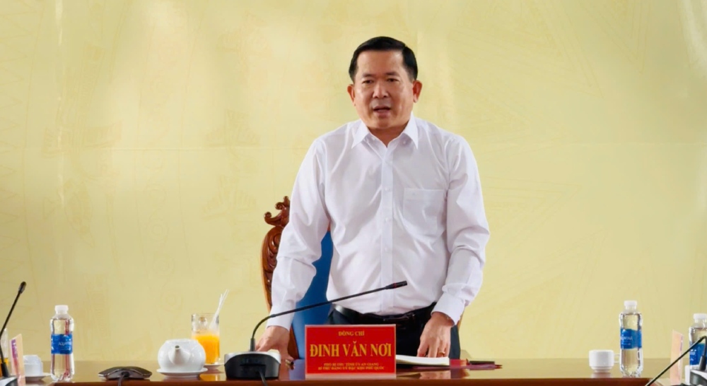 Phó Bí thư Tỉnh ủy An Giang, Bí thư Đảng ủy đặc khu Phú Quốc Đinh Văn Nơi phát biểu chỉ đạo. Ảnh: Hoàng Dung/Trung tâm dịch vụ tổng hợp đặc khu Phú Quốc