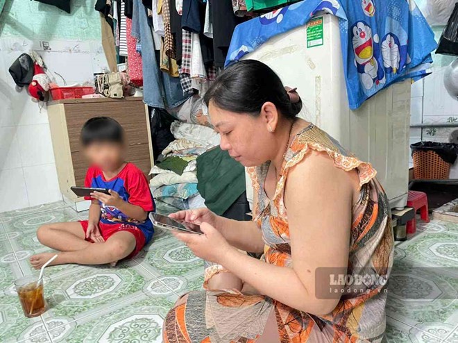 Sra. Cao Thi Giau, madre de un niño que ingresa al primer grado en el año escolar 2026-2027 en el barrio de Ben Cat (Ciudad Ho Chi Minh). Foto: Dinh Trong