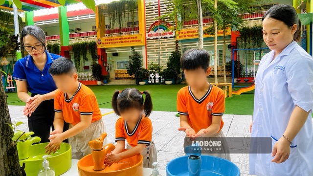 Trẻ em được rửa tay trước khi vào lớp học. Ảnh: Nguyễn Ly