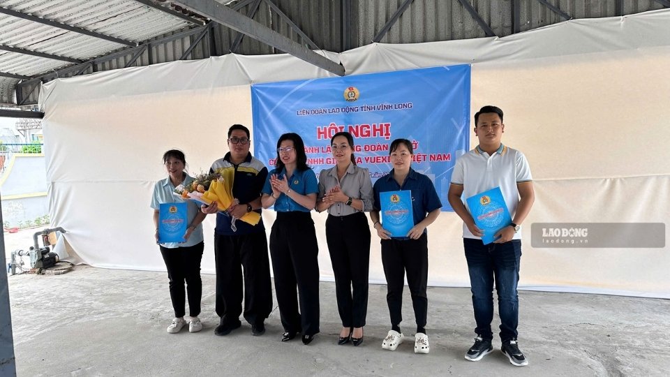 Ms. Le Thi Kim Chi - Standing Vice President of Vinh Long Provincial Labor Federation presents the decision to establish a grassroots Trade Union to JIA YUEXING Vietnam Footwear Co., Ltd. Photo: Hoang Loc