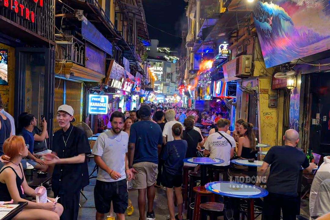 Du khách thích thú trải nghiệm Hà Nội “đêm không ngủ“. Ảnh: Linh Anh