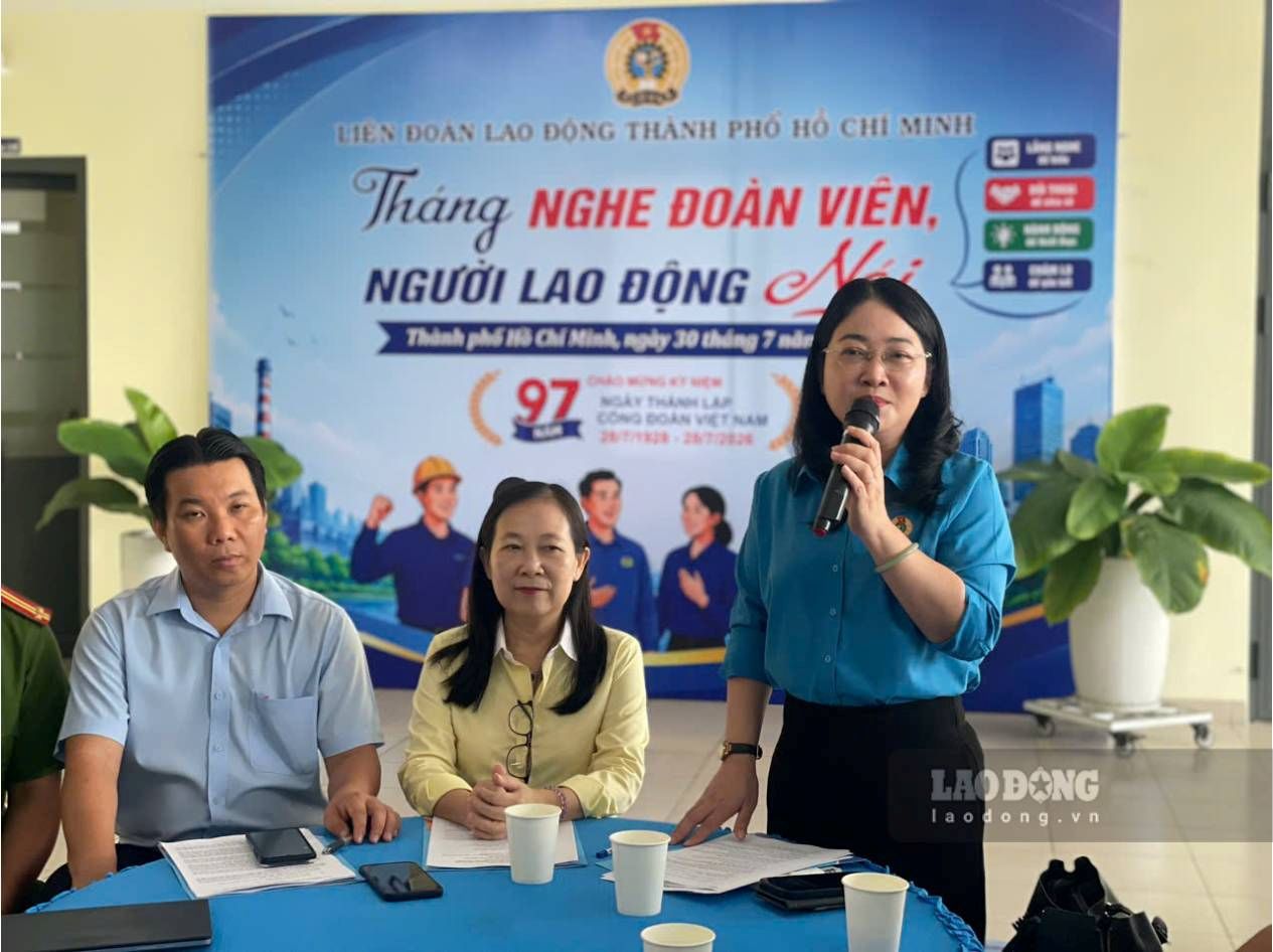 Mme Nguyễn Kim Loan - Vice-présidente de la Fédération du travail de Hô Chi Minh-Ville s'exprimant lors du programme. Photo: Đình Trọng