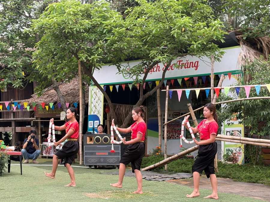 Chuỗi hoạt động với chủ đề “Về miền Tây qua nét văn hóa của đồng bào Khmer” diễn ra từ 1-28.8 tại Làng Văn hóa - Du lịch các dân tộc Việt Nam. Ảnh: BTC