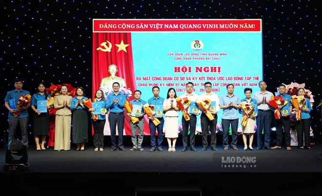 Công đoàn phường Bãi Cháy công bố quyết định thành lập 10 công đoàn cơ sở.Ảnh: Đoàn Hưng