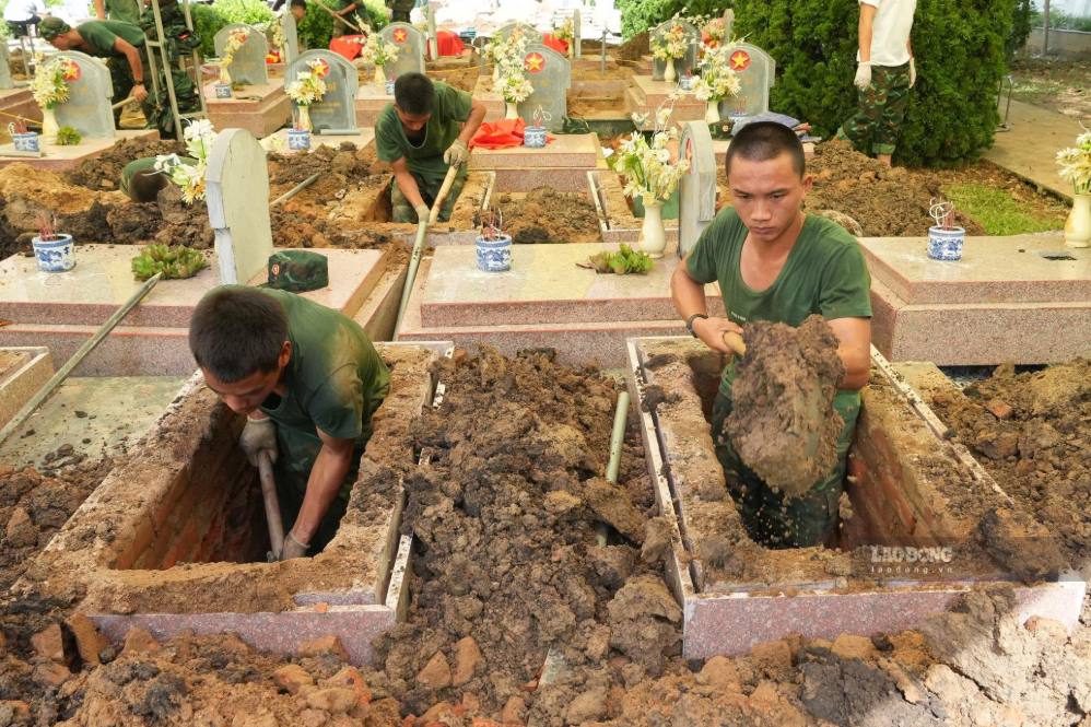 Đại tá Vương Đình Hòa - Chính ủy Bộ CHQS tỉnh Điện Biên cho biết, do các ngôi mộ đã được chôn cất từ hơn 70 năm trước và các nghĩa trang cũng đã trải qua nhiều lần tôn tạo nên việc lấy mẫu ADN gặp không ít khó khăn.