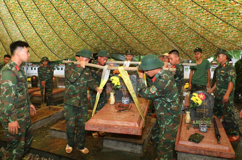 “Có những bộ hài cốt nằm ở độ sâu hơn 1,5m, thậm chí có nơi sâu gần 3m dưới lòng đất. Trong khi khoảng cách giữa các ngôi mộ lại rất gần nhau nên hầu hết các công đoạn các cán bộ chiến sĩ phải trực tiếp làm bằng tay, không thể dùng máy móc hiện đại” - 