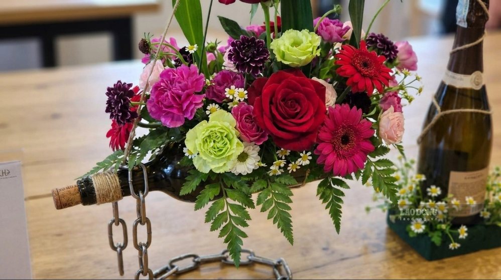 Utilizing wine bottles to create unique flower vases, decorating the house. Photo: Tuan Dat