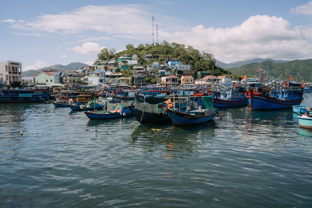 Đảo níu chân du khách bằng làng chài bình yên và hải sản giá rẻ.