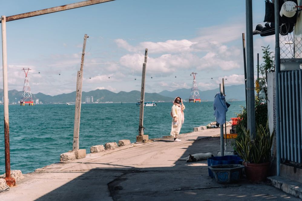 The road located next to the sea on Tri Nguyen island attracts check-in tourists. Photo: Luong Phong
