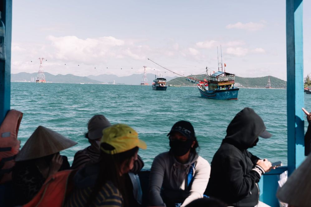 Du khách ngồi tàu dân sinh ra đảo.