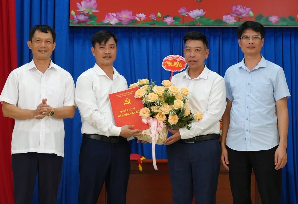 Lac Phuong commune announces and awards decisions on personnel work. Photo: Lac Phuong commune information - Hai Phong City