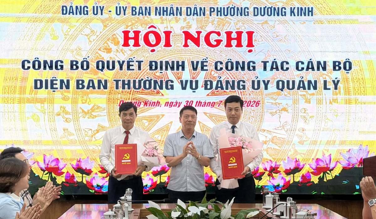 Phường Dương Kinh công bố quyết định về công tác cán bộ. Ảnh: Cổng TTĐT phường Dương Kinh